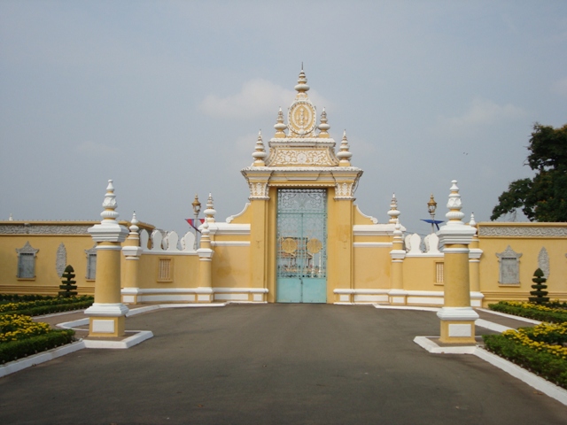 Vnější zeď královského paláce je natřena žlutě a bíle. To jsou barvy reprezentující dvě hlavní náboženství Kambodže - buddhismus a hinduismus