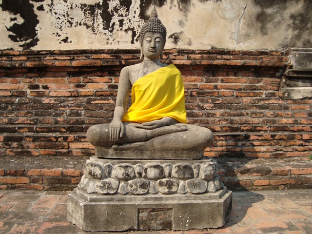 Buddha má sklopené oči. Člověk by měl nejprve hledět na své počínání.