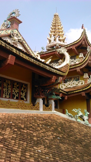 Střecha místního chrámu, který navštívíme.