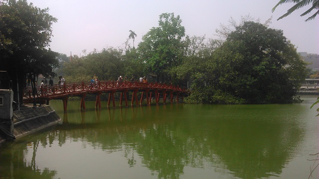 Přejdeme přes most u Jezera navráceného meče Hoàn Kiếm s nádherným Chrámem Nefritové hory.