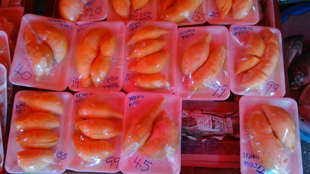 Durian je drahá záležitost mezi ovocem.
Ceny v thajských bathech.Kurz k dnešku 20.6.2014.32 bath = 1 USD