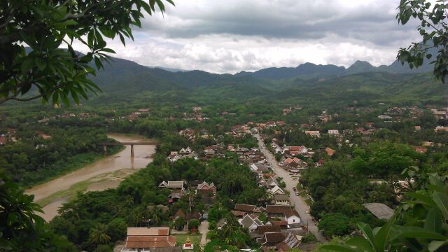 Pohled z vrcholu Phousi.Město leží na soutoku řek Mekong a Khan river.