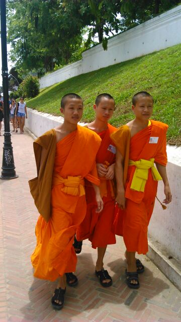 Mladí mniši.
