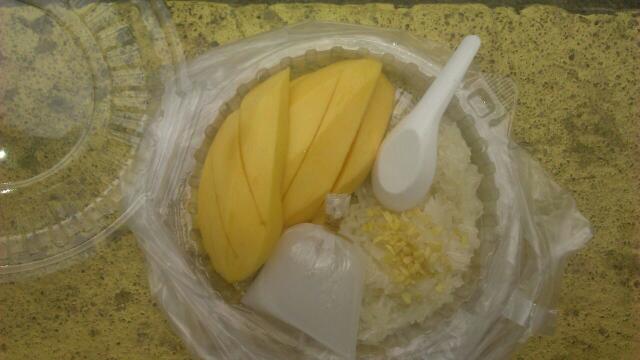 V Thajsku oblíbený sladký desert. Rýže ( jak jinak :-)) , sladké mango ( sezóna na nejsladší mango je v květnu) a sladké kokosové mléko.