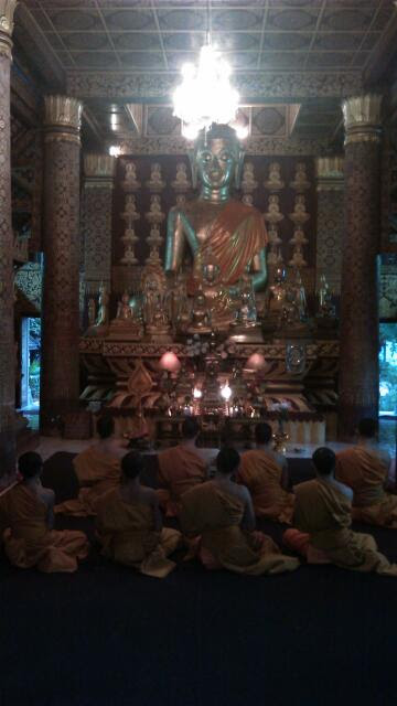 Je to veliký zážitek být v buddhistickém chrámu spolu s mnichi při modlitbě. Najděte si k večeru před večeří čas a zajděte do jednoho z činných chrámů. Obesílá to kouzlo, tajemno, síla, společná síla modlitby a meditace dá jedinci svůj díl.