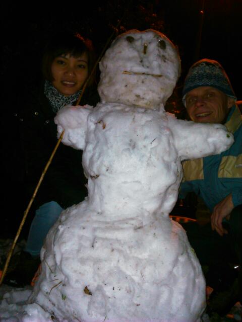 Trang nikdy sníh neviděla a stavení sněhuláka jí pobavilo i překvapilo. To jsem nevěděla, že se z toho dá něco takového udělat.
:-)