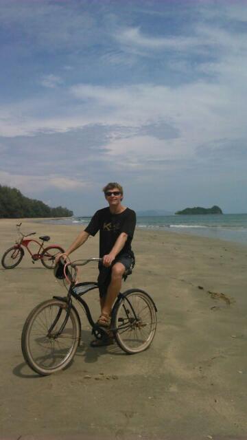 Na ostrově si půjčit kola a prohánět se po pláži po odlivu, když je písek pěkně tvrdý, to frčí. :-)