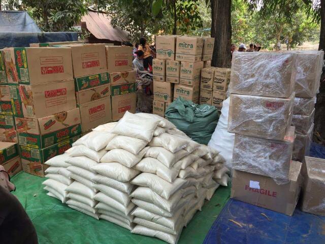 Nejen potravinová pomoc připravena na rozdání vesničanům.